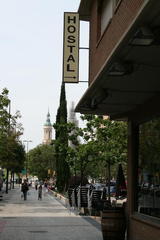 Hostal Puente De Piedra Saragozza Esterno foto